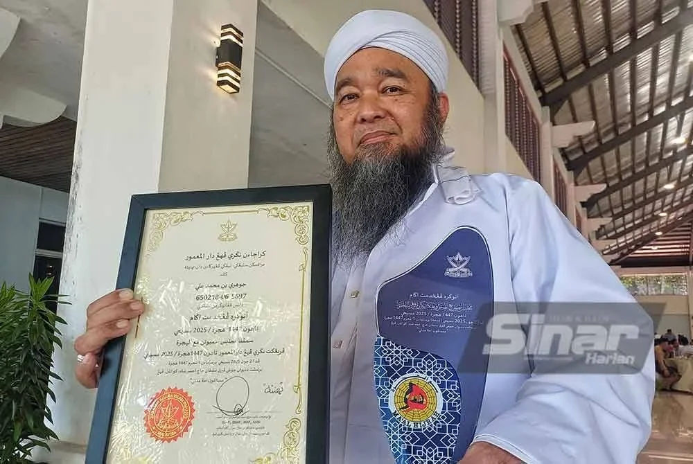 Maulana Juhari menerima anugerah Perkhidmatan Agama sempena Sambutan Maal Hijrah Peringkat Negeri Pahang Tahun Hijrah di Dewan Jubli Perak, Sultan Haji Ahmad Shah di sini pada Jumaat.