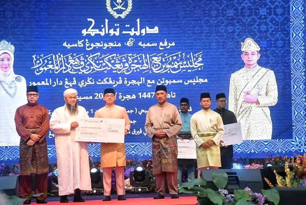 Maulana Juhari menerima anugerah Perkhidmatan Agama yang disampaikan Tengku Muhammad Iskandar pada sempena Sambutan Maal Hijrah Peringkat Negeri Pahang 1447 Hijrah/2025 Masihi di Dewan Jubli Perak Sultan Haji Ahmad Shah pada Jumaat.