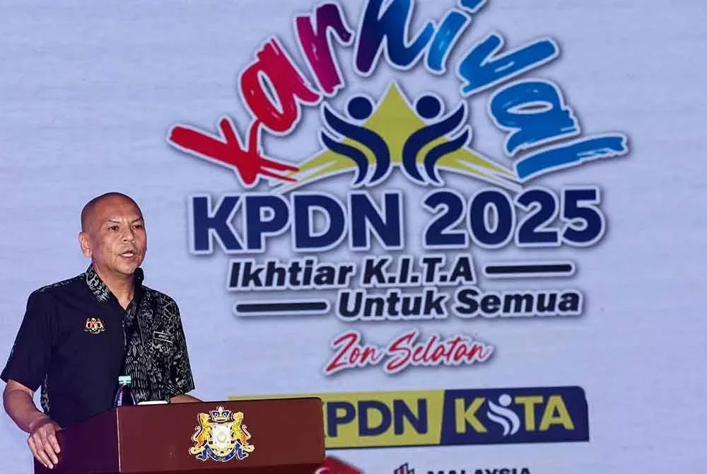 Armizan berucap pada Majlis Perasmian Program Jelajah Karnival Kementerian Perdagangan Dalam Negeri dan Kos Sara Hidup (KPDN) 2025 dan Kempen Beli Barangan Malaysia Zon Selatan di Puteri Harbour Convention Centre (PHCC) hari ini. Foto Bernama