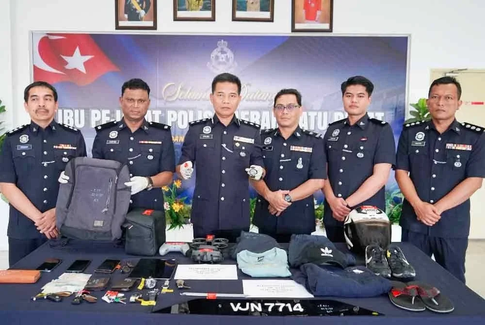 Shahrulanuar Mushaddat (tengah) menunjukkan barangan yang dicuri pada sidang akhbar di IPD Batu Pahat.