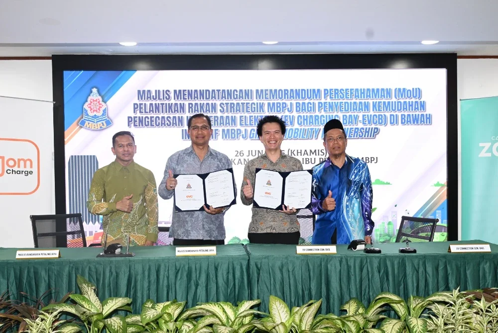 Pertukaran dokumen persefahaman di antara MBPJ-EV Connection Sdn. Bhd. ketika Majlis Menandatangani Memorandum Persefahaman (MoU) di MBPJ