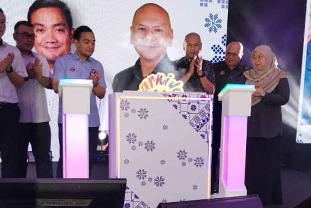 Onn Hafiz (kiri) dan Amir an (kanan) menyempurnakan gimik Perasmian Karnival berkenaan.