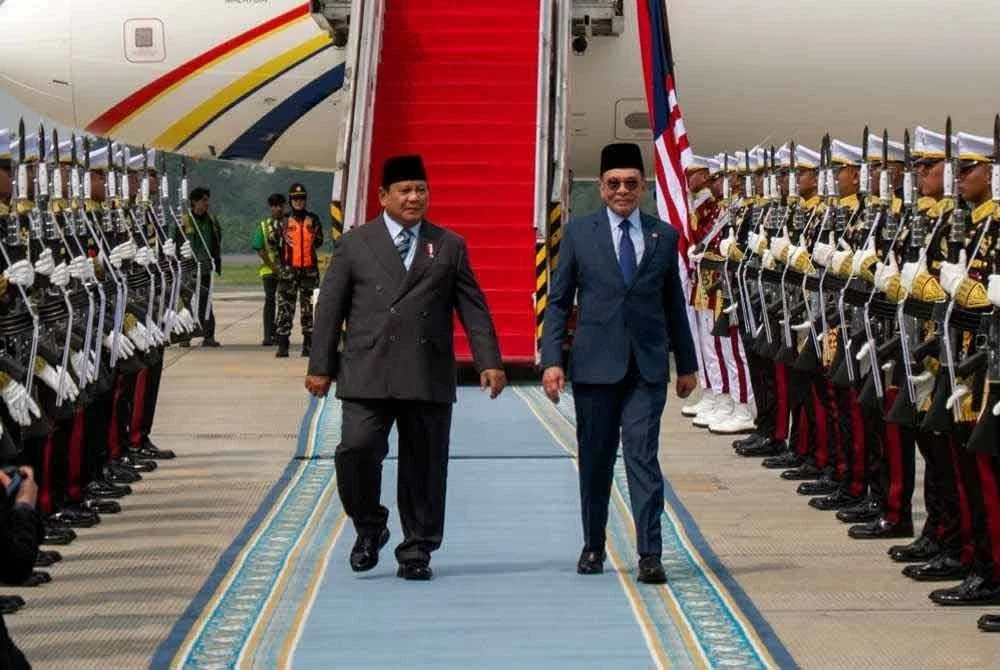 Anwar tiba di Lapangan Terbang Halim Perdanakusuma di Jakarta Timur pada 12.57 tengah hari waktu tempatan dan
disambut Presiden Prabowo. Foto Bernama