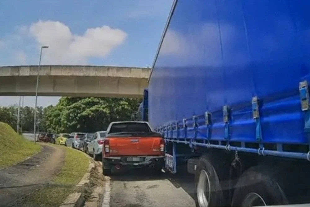 Polis masih mengesan lori yang melanggar beberapa kenderaan yang diparkir di tepi jalan berhampiran Stesen LRT Glenmarie. Foto tular pengguna media sosial