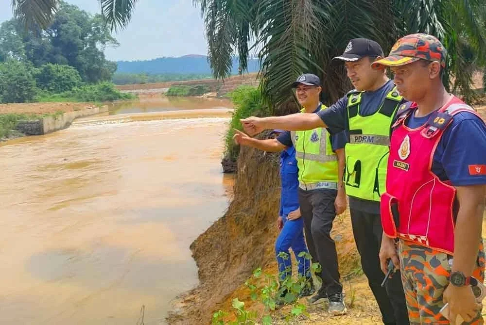 Amiruddien (tengah) hadir ke lokasi bagi melihat operasi SAR yang dijalankan.