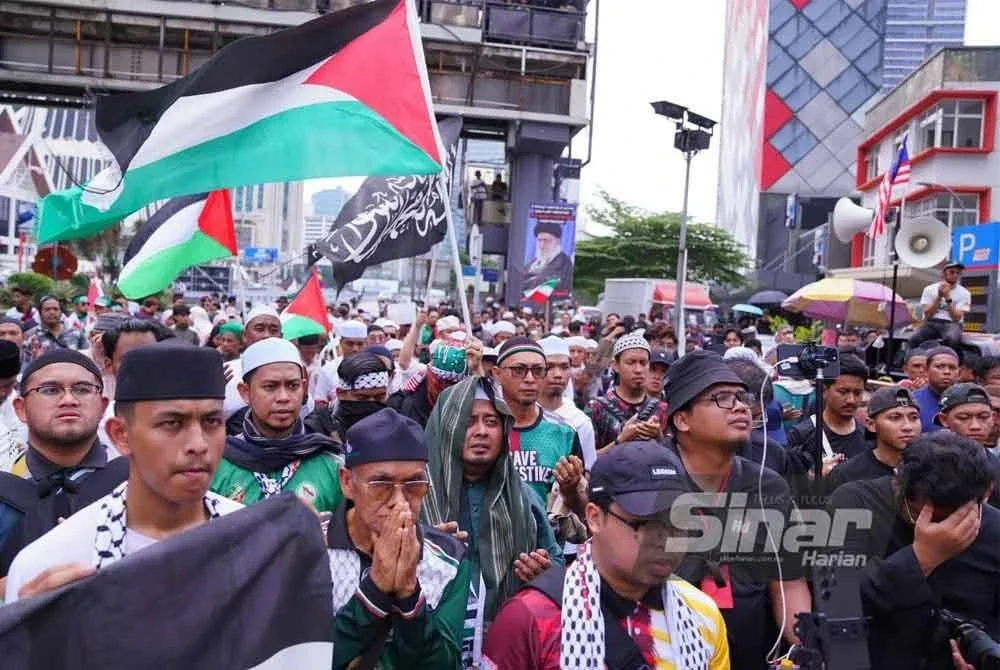 Peserta Himpunan Bantah Serangan Terhadap Iran berkumpul di jalan utama menuju ke Kedutaan Amerika Syarikat selepas berakhirnya solat Jumaat. FOTO: SINAR HARIAN