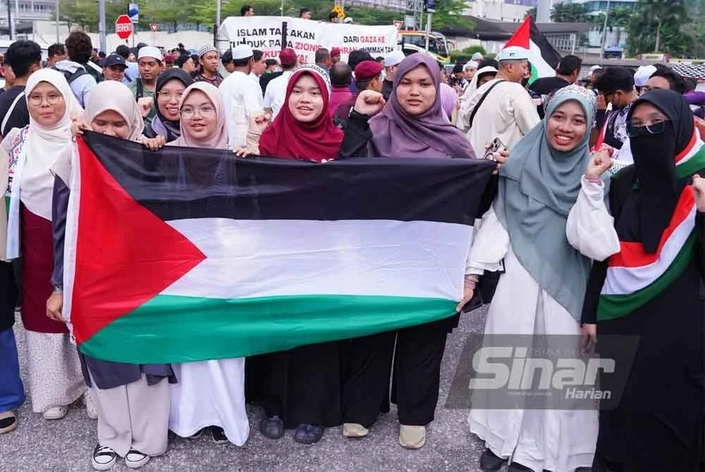 Peserta wanita yang turut hadir Himpunan Himpunan Bantah Serangan Terhadap Iran pada Jumaat
