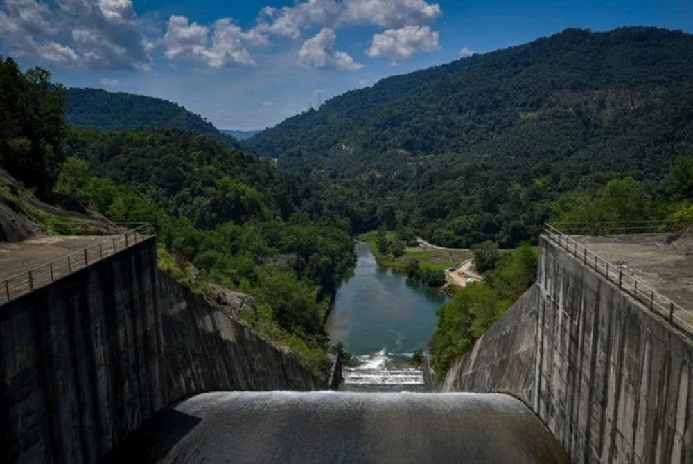 Empangan Sungai Selangor di Kuala Kubu Bharu, merupakan empangan terbesar di negeri itu dengan kapasiti 230 juta meter padu dan menampung keperluan lebih 60 peratus isi rumah di Lembah Klang meliputi Kuala Lumpur, Putrajaya serta sebahagian besar Selangor. Foto Bernama