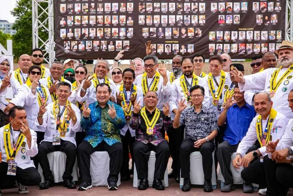 Saarani (tengah) bersama dengan chef yang terlibat dalam pertandingan MCWC 2025 yang berlangsung di Ipoh.