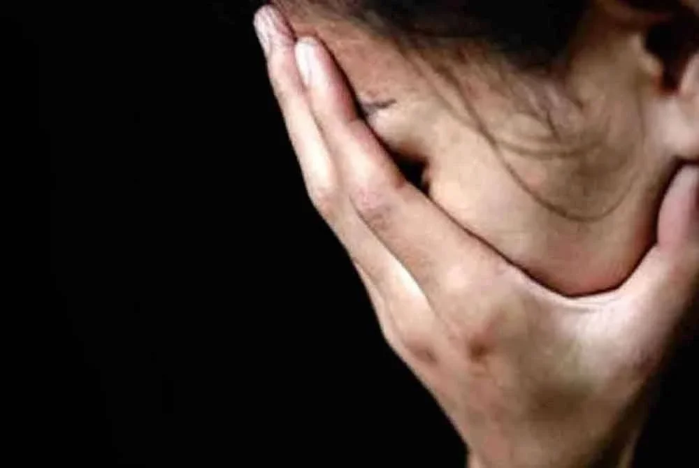 Seorang wanita yang bekerja sebagai pengurus analisis di sebuah kilang mengalami kerugian RM300,000 selepas diperdaya sindiket penipuan cinta atau love scam.