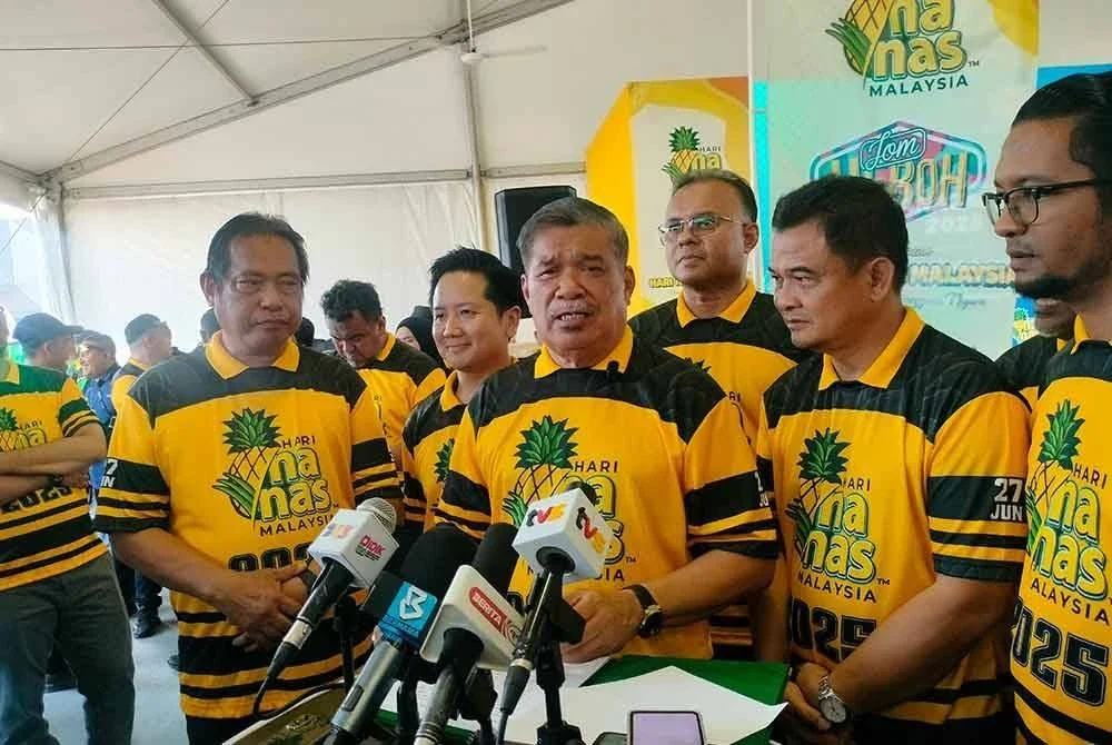 Mohamad (tiga dari kanan) ketika sidang akhbar selepas merasmikan Hari Nanas Malaysia di Plaza Angsana, pada Jumaat.