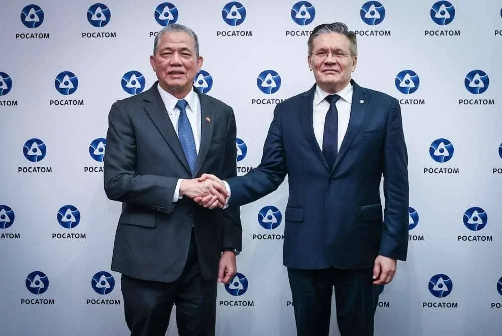 Fadillah (kiri) bersama Alexey Likhachev selepas mengadakan pertemuan bagi membincangkan kerjasama dua hala dalam bidang tenaga nuklear. Foto Bernama