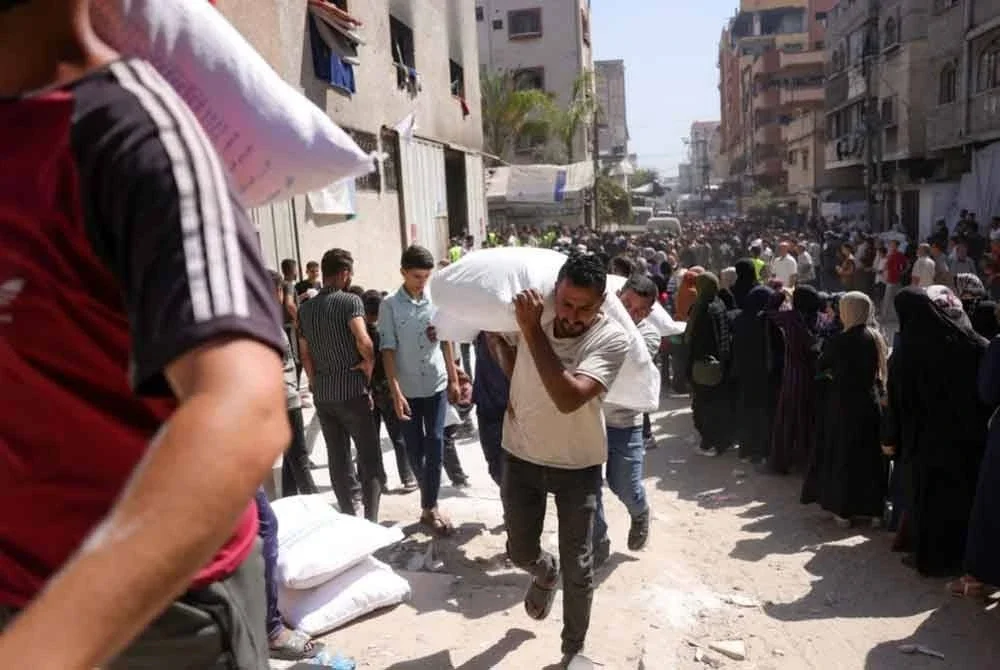 Guni tepung diagihkan agensi bantuan yang diselaraskan bersama Program Makanan Sedunia (WFP) di Bandar Gaza lebih teratur tanpa sebarang insiden tembakan.