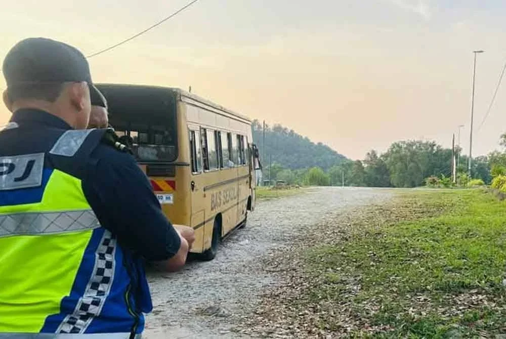 Anggota penguat kuasa JPJ menyoal pemandu bas yang ditahan di Persiaran Puncak Alam 3, Isnin lalu.