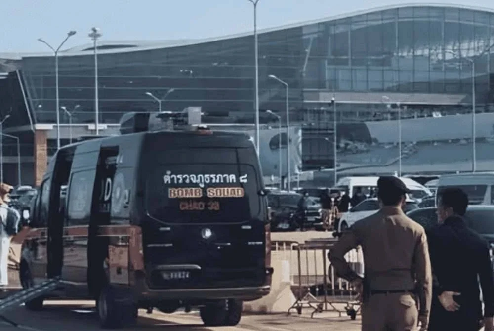 Polis Thailand menemui dan menyahaktifkan empat peranti letupan di Phuket termasuk di lapangan terbang dan lokasi pelancongan. Foto Bangkok Post