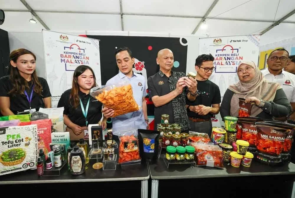 Armizan (empat dari kanan) bersama Timbalan Menteri Perdagangan Dalam Negeri dan Kos Sara Hidup, Dr Fuziah Salleh (dua dari kanan) dan Menteri Besar Johor Datuk Onn Hafiz Ghazi (tiga dari kiri) melihat antara produk tempatan sempena Kempen Beli Barangan Malaysia pada Majlis Perasmian Program Jelajah Karnival KPDN 2025 dan Kempen Beli Barangan Malaysia Zon Selatan di Puteri Harbour Convention Centre hari ini. Foto Bernama