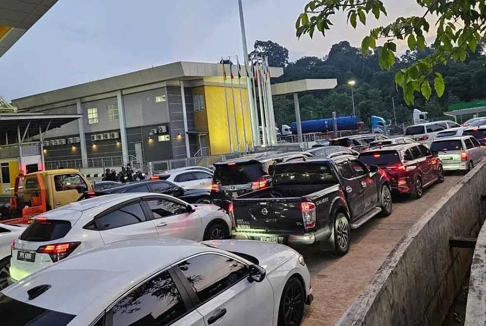 Dianggarkan sekitar 8,000 hingga 9,000 kenderaan ringan menghala masuk ke Thailand sejak awal pagi hingga petang Jumaat.