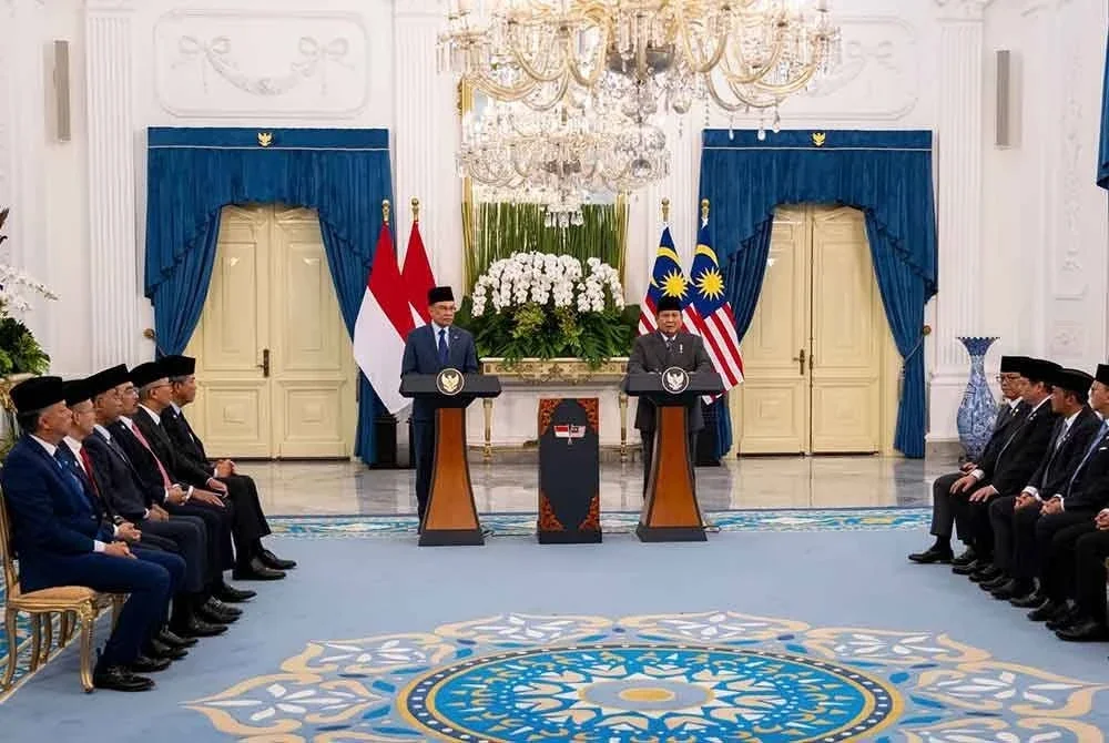 Anwar semasa sesi sidang media bersama Presiden Prabowo di Jakarta pada Jumaat. Foto Pejabat Perdana Menteri