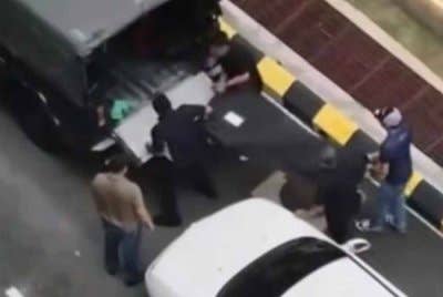 Tangkap layar rakaman video kehadiran polis berhubung penemuan mayat seorang penuntut wanita di kediamannya Selasa lalu.