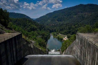 Empangan Sungai Selangor di Kuala Kubu Bharu, merupakan empangan terbesar di negeri itu dengan kapasiti 230 juta meter padu dan menampung keperluan lebih 60 peratus isi rumah di Lembah Klang meliputi Kuala Lumpur, Putrajaya serta sebahagian besar Selangor. Foto Bernama