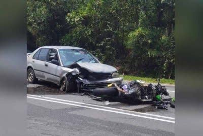 Kemalangan membabitkan sebuah motosikal berkuasa tinggi dengan sebuah kereta di Jeli. Foto Ihsan PDRM