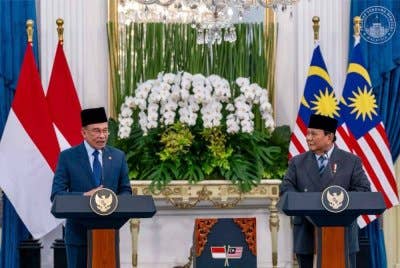 Anwar semasa sesi sidang media bersama Presiden Prabowo di Jakarta pada Jumaat. Foto Pejabat Perdana Menteri