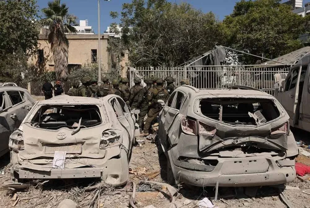 Harta benda persendirian termasuk kereta antara yang musnah.