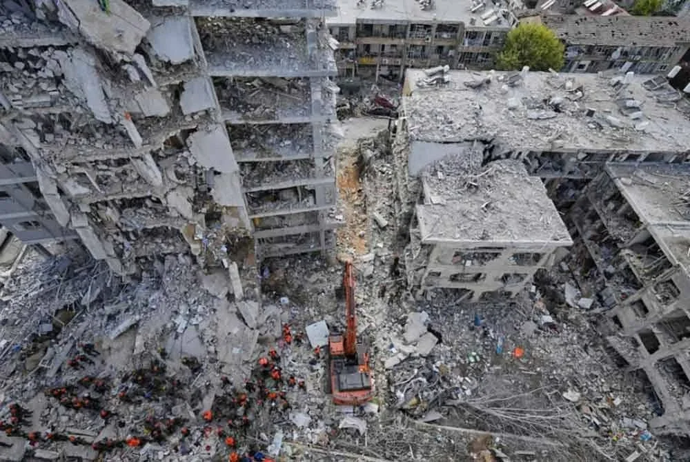 Sebanyak 31 impak bedilan peluru berpandu balistik dilaporkan di kawasan penempatan atau tapak infrastruktur kritikal termasuk stesen janakuasa di selatan Tel Aviv, kemudahan penapisan minyak di Haifa dan universiti di tengah Israel.