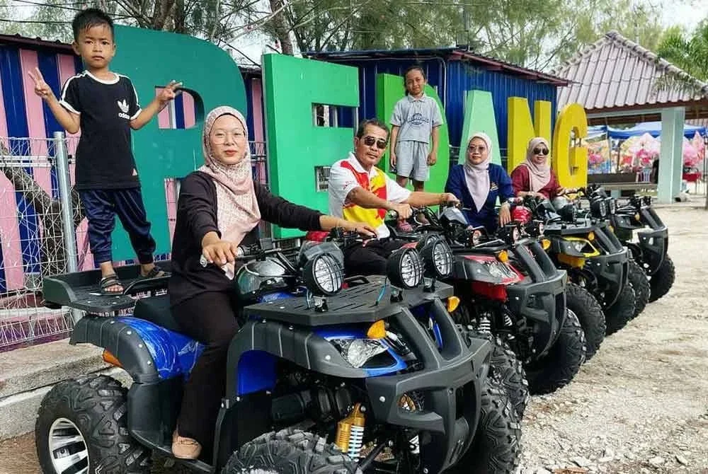 Pengunjung boleh merasai sendiri pengalaman menunggang ATV dan bergambar di beberapa lokasi menarik di sekitar Sekinchan.