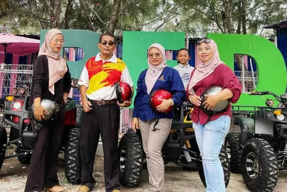 Rojikin (dua dari kiri) berharap aktiviti menunggang ATV dapat menjana pendapatan kampung selain mengukuhkan sektor pelancongan tempatan.