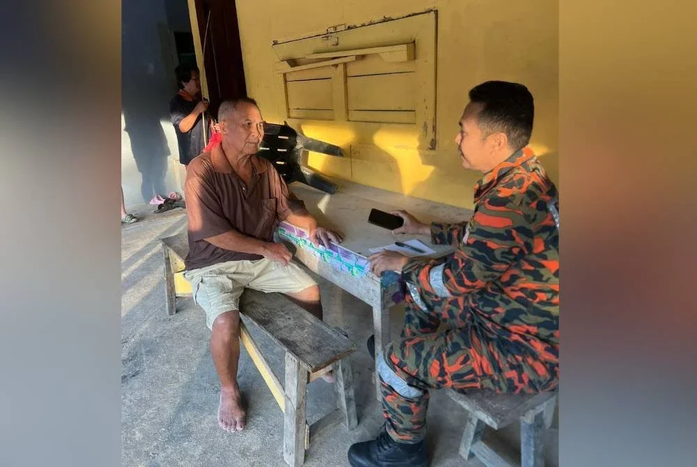 Banggul@Maicheal (kiri) yang hilang ketika mencari rebung berjaya pulang ke rumahnya dalam keadaan selamat.