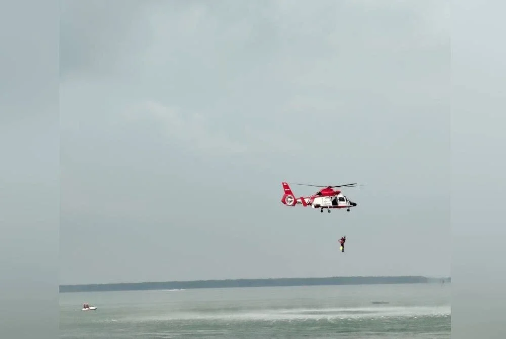 Maritim Malaysia melakukan demonstrasi operasi mencari dan menyelamat (SAR) di Tanjung Harapan, Klang pada Sabtu.
