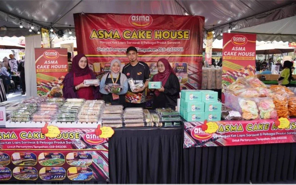 Mohd Afendi (dua dari kanan) bersama produk kek lapis ketika Karnival Rasa Asli Desa RISDA 2025.