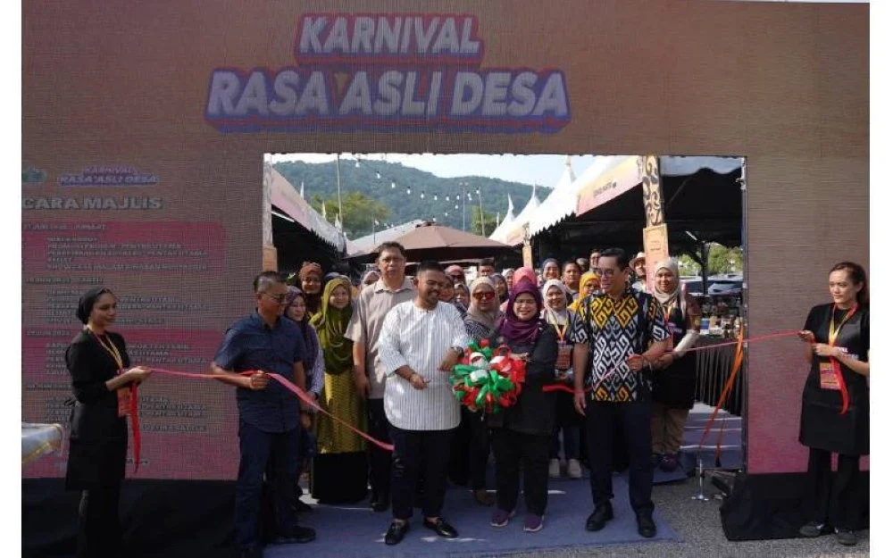 Rubiah (dua dari kanan) bersama Manndzri (dua dari kiri) memotong riben sebagai simbolik perasmian Karnival Rasa Asli Desa RISDA 2025 yang diadakan di Wangsa Walk Mall, Wangsa Maju, Kuala Lumpur pada Jumaat.