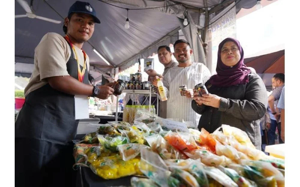 Rubiah bersama Manndzri melawat tapak jualan pada Karnival Rasa Asli Desa RISDA 2025 yang diadakan di Wangsa Walk Mall, Wangsa Maju, Kuala Lumpur pada Jumaat.