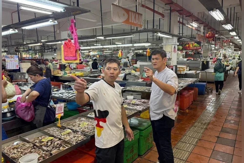 Kwang Kiat (kiri) menceritakan kejadian kecurian yang berlaku di gerainya kepada Ah Teong.