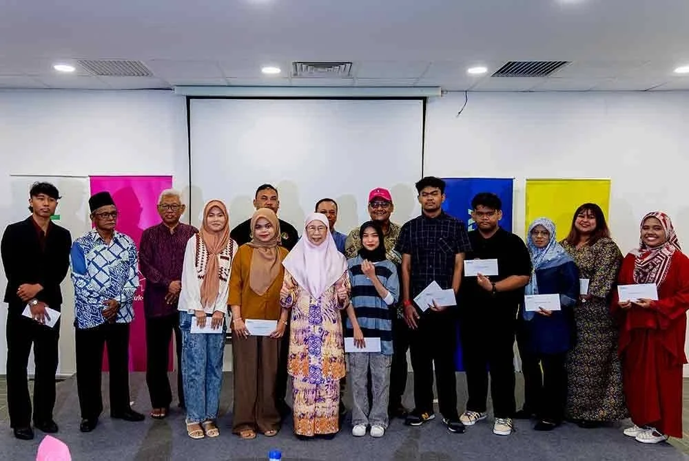 Dr Wan Azizah (tengah) bergambar bersama pelajar dan guru tuisyen pada Majlis Meraikan Kecemerlangan Pelajar Sijil Pelajaran Malaysia (SPM) di bawah Program Tuisyen Percuma - Geran Komuniti K2K di IYC Jalan Yaacob Latif pada Sabtu. Foto Bernama