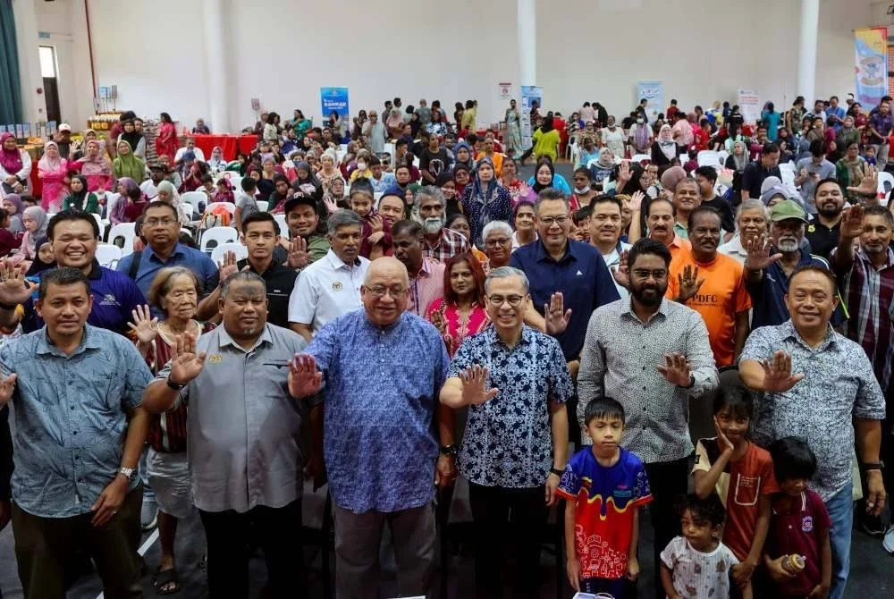 Fahmi (tiga dari kanan) bergambar bersama penduduk Lembah Pantai pada Program Nadi Aspirasi Nasional Bersama Anak Muda (NANBA) di IWK Eco Park @ Pantai Dalam, pada Sabtu. Turut hadir, Ismail (tiga dari kiri) dan Prabakaran (dua dari kanan). Foto Bernama