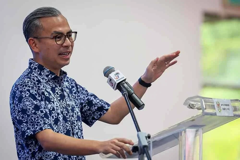 Menteri Komunikasi yang juga Ahli Parlimen Lembah Pantai Datuk Fahmi Fadzil berucap merasmikan Program Nadi Aspirasi Nasional Bersama Anak Muda (NANBA) di IWK Eco Park @ Pantai Dalam pada Sabtu. Foto Bernama