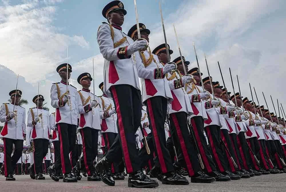 Pegawai Kadet dari Akademi Latihan Ketenteraan pada Istiadat Perbarisan dan Pengurniaan Watikah Tauliah Pegawai Kadet Angkatan Tentera Malaysia di Kem Perdana, Sungai Besi di sini hari ini. Foto Bernama