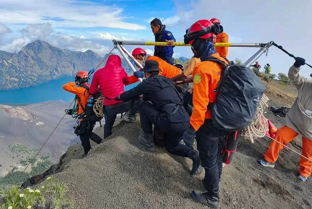 Gambar menunjukkan pasukan penyelamat berusaha mengeluarkan mayat Juliana Marins, pelancong warga Brazil yang terjatuh ke dalam gaung di Gunung Rinjani, Pulau Lombok, Nusa Tenggara Barat, selepas dilaporkan hilang pada 21 Jun. Foto AFP