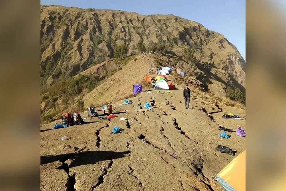 Gambar edaran oleh tentera Indonesia yang diambil pada 30 Julai 2018 ini menunjukkan lokasi para pendaki berkhemah di puncak rabung Gunung Rinjani selepas terperangkap di gunung itu susulan kejadian gempa bumi pada 29 Julai, di Sembalun, Nusa Tenggara Barat. Foto AFP: Tentera Indonesia