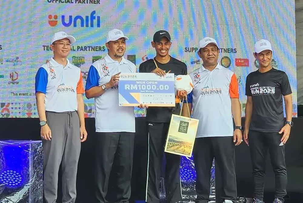 Muhamad Radhi (dua dari kiri) menyampaikan hadiah kepada pemenang larian Unifi Menara Alor Setar Run 2025 pada Sabtu.