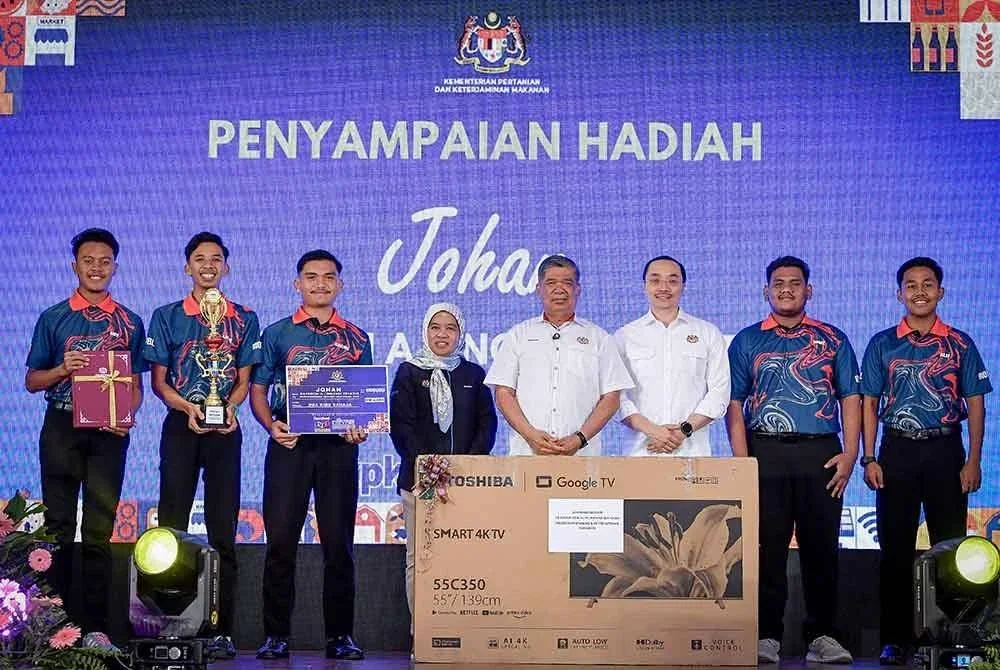 Mohamad Sabu (empat dari kanan) menyampaikan hadiah kepada pemenang Kategori A: Inovasi Pelatih pada majlis persasmian Karnival TVET Pertanian @KPKM 2025 di sini hari ini. Foto Bernama