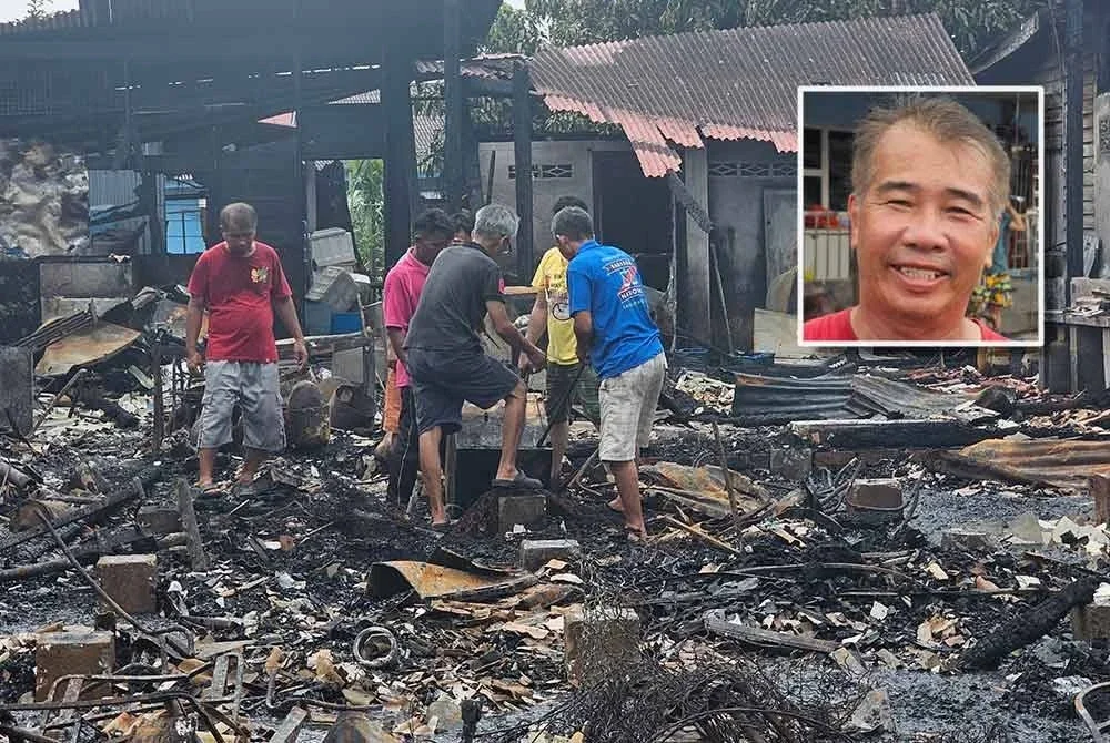 Penduduk membantu membuka peti besi milik Keng Heo yang ditemui dalam runtuhan sisa kebakaran di rumahnya di Hutan Melintang. Gambar kecil: Keng Heo