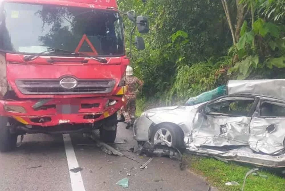 Keadaan sebuah lori dan kereta yang terlibat kemalangan di di Kilometer 10, Jalan Desaru – Kota Tinggi berhampiran Felda Pasak, pada petang Sabtu.