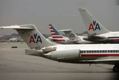 Sebuah pesawat American Airlines terpaksa berpatah balik dan melakukan pendaratan cemas di Lapangan Terbang Antarabangsa Harry Reid, Las Vegas pada Rabu selepas api dan asap dilaporkan keluar dari salah satu enjinnya ketika berada di ruang udara. Gambar hiasan