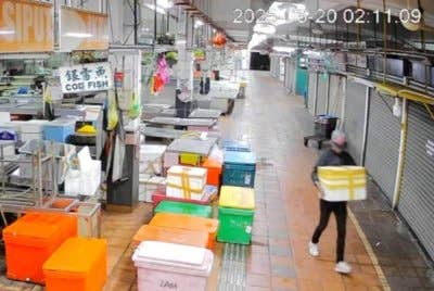 Rakaman CCTV yang menunjukkan pencuri mengambil kotak berisi ikan di gerai Kwang Kiat di Pasar Batu Lancang, George Town.