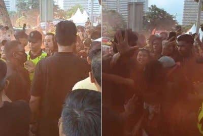 Himpunan Rakyat Benci Rasuah 2.0 yang berlangsung berhampiran Dataran Merdeka pada Sabtu bertukar tegang apabila polis cuba mententeramkan seorang individu yang dipercayai bertindak membakar suar berwarna jingga.