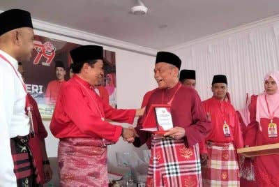 Ahmad (dua, kiri) menyampaikan anugerah kepada veteran UMNO yang banyak berjasa dalam parti itu.